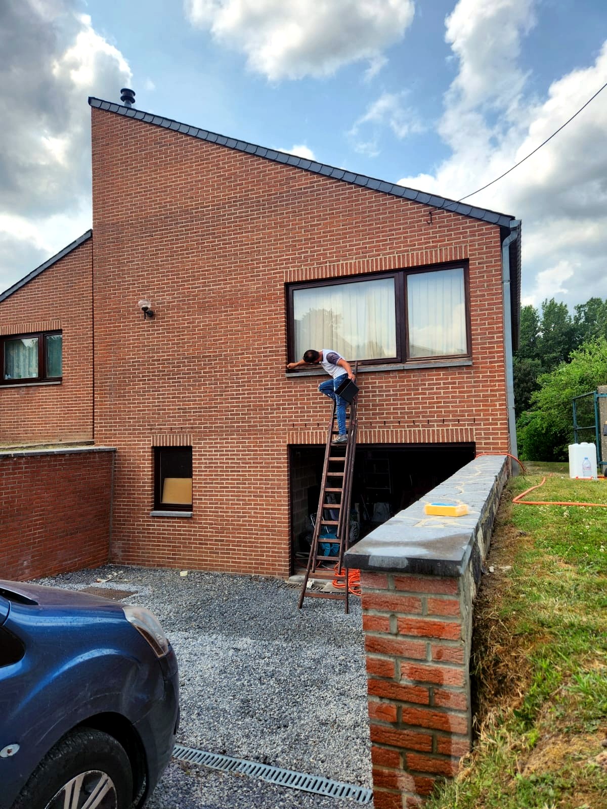 Nettoyage haute pression d'une façade en briques